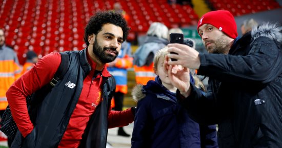 فيديو.. محمد صلاح يوقع للجماهير فى أول ظهور له بعد التتويج الأفريقى
