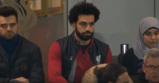 فيديو.. محمد صلاح وزوجته فى مدرجات أنفيلد لمتابعة لقاء ليفربول وإيفرتون