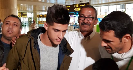 قاريء يشارك بصور استقبال الجماهير لـ"أحمد الشيخ" فى مطار الملك فهد