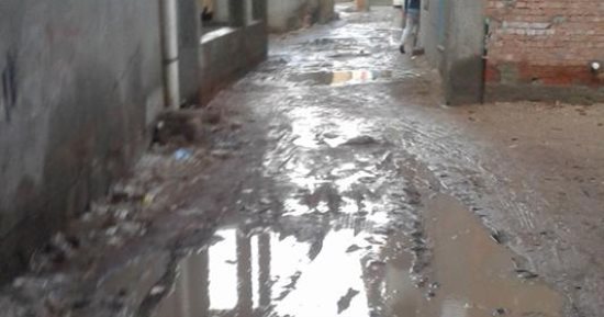 صور .. اضبط مخالفة .. شوارع قرية البصارطة بدمياط تتحول لبركة طين 