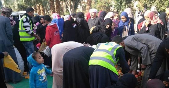صور.. للأسبوع الثانى "بكرة لينا" تقيم شادر خضار وفاكهة بأسعار مخفضة بالأقصر