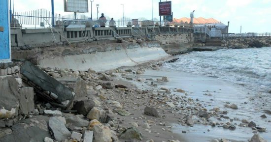 شاهد الآثار المدمرة للنوة على شواطئ الإسكندرية.. والمحافظ يشدد على إصلاحها