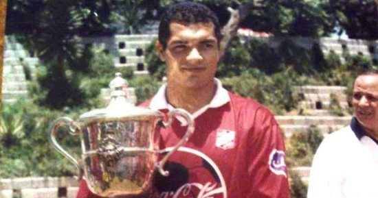 شاهد.. أحمد فوزى حارس الأهلى السابق يحمل كأس مصر 2001 