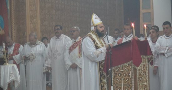 بدء صلاة قداس عيد الميلاد المجيد بكنائس السويس