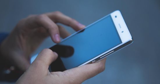 إيران تنشر تطبيقات خبيثة على "آب ستور" و"جوجل بلاى" للتجسس على العالم