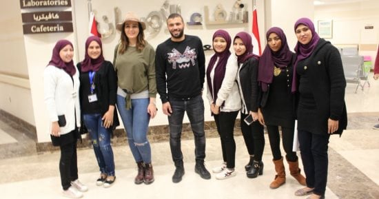 صور.. عماد متعب وزوجته يدعمان مرضى السرطان بالصعيد بزيارة مستشفى الأورام 