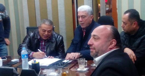 صور.. خالد عيد يوقع على عقود تولى المسئولية الفنية لبلدية المحلة