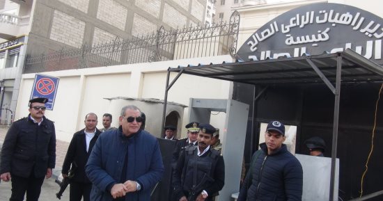 صور .. مدير أمن السويس يتفقد الخدمات الأمنية لتأمين الكنائس