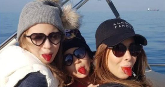 نانسى عجرم تنشر صورة جديدة مع بناتها بالفراولة