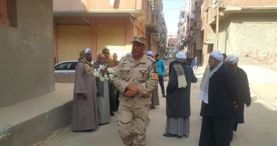 وفد من القوات المسلحة يقدم تهنئة العيد لوالدة الشهيد أبانوب صابر بالقنطرة