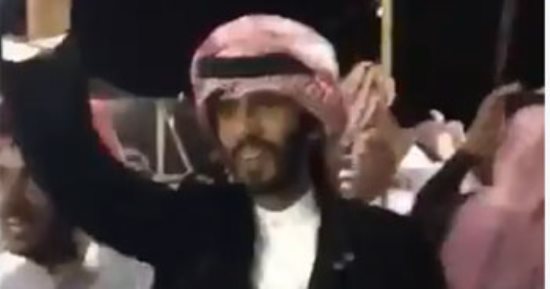 فيديو.. عائلات الحمايل بقطر يرفعون أعلام دول الخليج ويتغنون بالملك سلمان