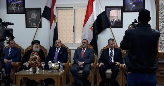 فيديو .. محافظ سوهاج يهنئ مطران المحافظة: الله اختص مصر لتكون أرض الأمن للسيد المسيح