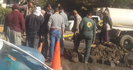 زحام مرورى بسبب كسر ماسورة مياه فى المهندسين.. والمرور يسير الحركة  