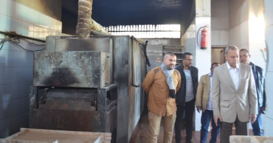 صور .. محافظ قنا يشدد على النظافة فى جولة تفقدية بالمخابز