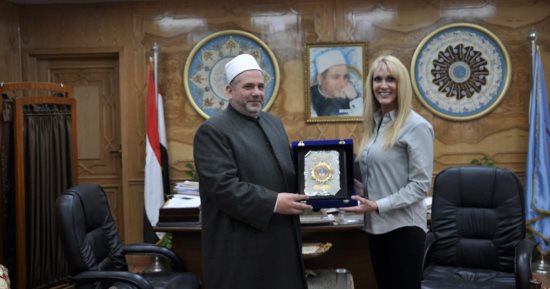 نائب رئيس جامعة الأزهر يستقبل عميدة كلية التربية بجامعة ويست كليف الأمريكية