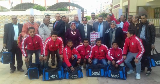 صور.. منح 15 ألف جنيه وحقائب رياضية لمنتخب التربية الخاصة للكرة الخماسية