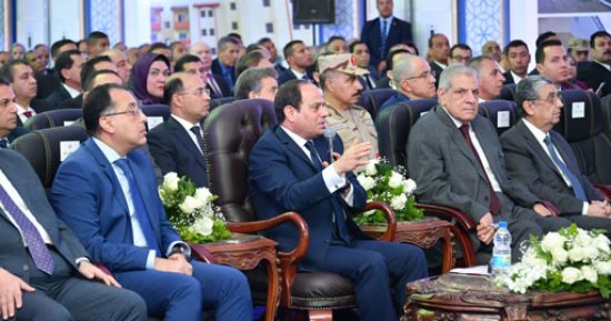 السيسى يجنى الثمار.. الرئيس يفى بالوعد ويفتتح مشروعات تنموية.. ويؤكد: لن نسمح بوجود مشكلة بالمياه وجاهزين لأى سيناريو.. وطريق أسيوط سوهاج يحافظ على الأرواح.. ويوجه بتحسين الخدمة قبل رفع أسعار تذاكر السكة الحديد