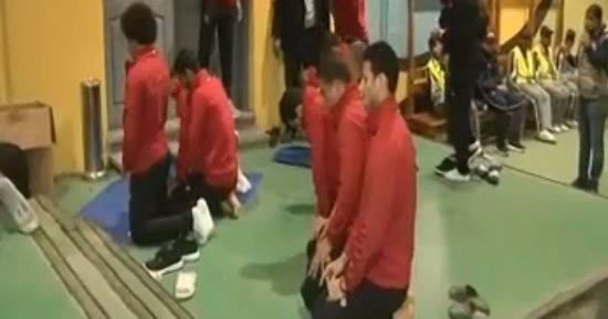فيديو.. لاعبو الأهلى يؤدون صلاة المغرب قبل مواجهة الزمالك فى القمة 115