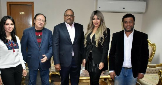 سفير الإمارات بالقاهرة يحضر  عرض "فرصة سعيدة" لأحمد بدير وإيمان أبو طالب