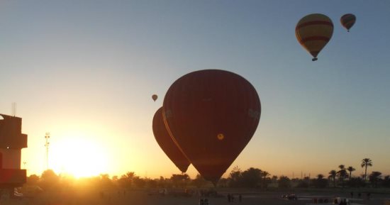 تحليق 8 رحلات بالون طائر في سماء الأقصر على متنها 120 سائحا أجنبيا ومصريا
