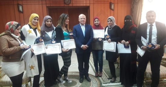 محافظ بورسعيد يكرم مدرسات مبادرة "سيب بصمتك" لتجميل الأسوار بشوارع