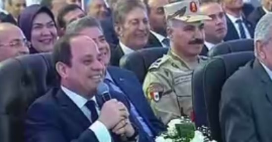السيسى لمسئول عن مشروع دار مصر: "سايبين النور والع ليه؟".. ويرد: "السكان"