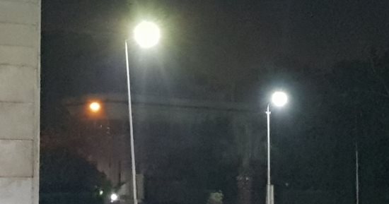 قارئ يرصد عامود إنارة مائل بمطلع كوبرى الجلاء