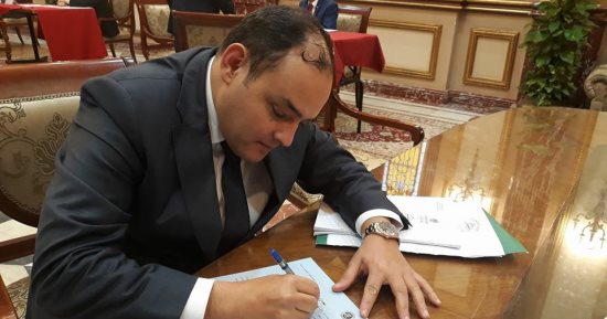 رئيس "صناعه البرلمان" يوقع استمارة تزكية السيسي لفترة رئاسة ثانية 