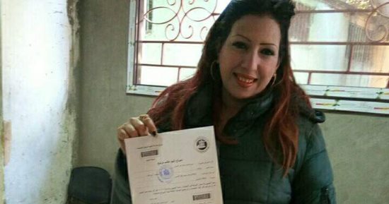 صور.. أول سيدة بورسعيدية تحرر توكيل لتأييد ترشيح الرئيس السيسى