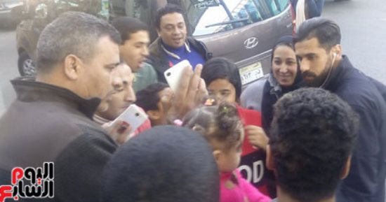 صور.. الجماهير تحتشد حول بعثة الأهلى بمطار القاهرة قبل السفر لأبو ظبى 