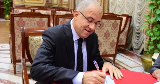 زعيم الأغلبية بالبرلمان يوقع على استمارة تزكية السيسى.. فيديو وصور