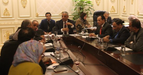 ممثل الداخلية أمام البرلمان: الوزارة تؤيد إقامة أكشاك للباعة الجائلين