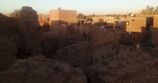 صور . منازل آيلة للسقوط تهدد حياة أهالى قرية بالوادى الجديد