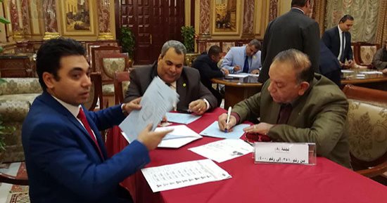 نواب البرلمان يحررون توكيلات ترشيح الرئيس السيسى لفترة رئاسية ثانية