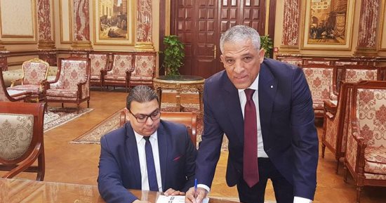 وكيل محلية البرلمان يوقع على تزكية السيسى لفترة ثانية