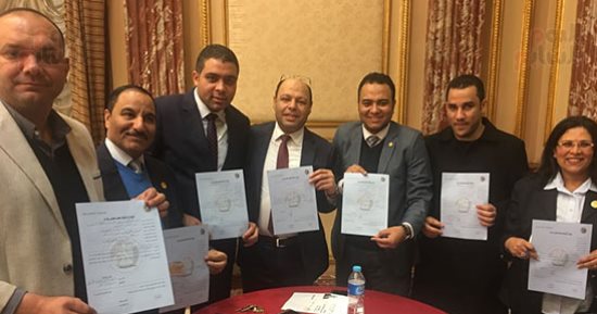 فى أقل من ساعة.. 140 نائبا يوقعون على تأييد ترشح السيسي لفترة رئاسة ثانية  (صور)