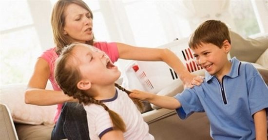 لو ولادك فوق راس بعض.. 5 حلول سهلة هتساعدك تقضى على المشاكل بينهم