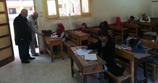 إحالة 4 ملاحظين بمدرسة عزبة البرج للتحقيق بعد وقوع غش بأجهزة المحمول 