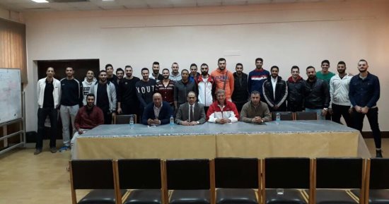 رئيس الطائرة يناقش أزمات المنتخب مع اللاعبين 