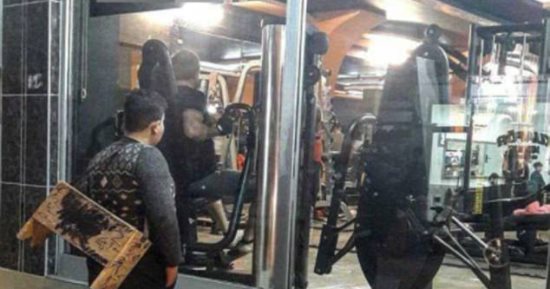 إندبندنت: جيم تركى يمنح طفلا سورياً عضوية دائمة بعد انتشار صورته أمام النادى