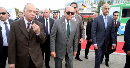 صور.. محافظ القاهرة ومهاب مميش يقصان شريط أولى جولات الأتوبيس الذكى