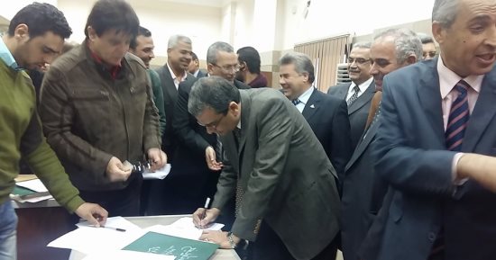 قيادات جامعة بنها يحررون توكيلات لترشح السيسى لفترة رئاسية ثانية