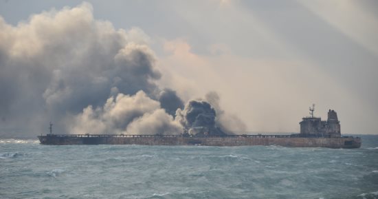 رويترز: إخماد حريق على متن ناقلتى نفط فى ميناء كورى جنوبى 