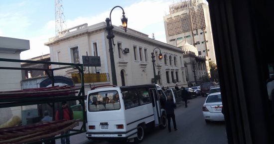صور.. أعمدة الكهرباء مضاءة نهارا فى شارع رمسيس بالإسعاف رغم دعوات الترشيد