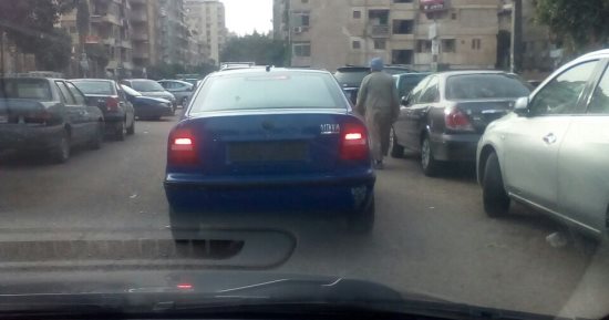 قارئ يرصد سيارة تسير بدون لوحات معدنية فى شارع صقلية بمدينة نصر