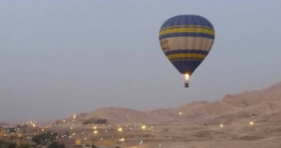 تحليق 9 رحلات بالون طائر بسماء الأقصر على متنها 130 سائحا أجنبيا ومصريا