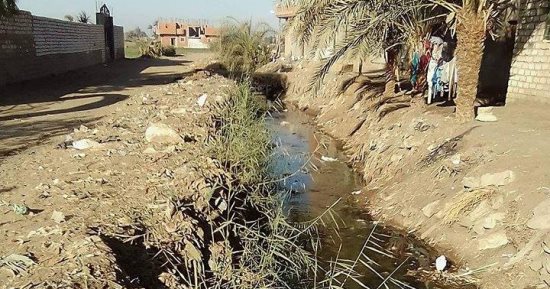 الانتهاء من تغطية مصرف حى البستان واستكمال أعمال طريق حى 25 يناير بالخارجة
