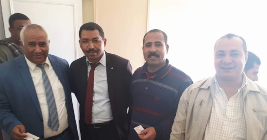 صور.. توافد المواطنين على مكاتب الشهر العقارى بالغردقة لتوثيق توكيلات للسيسي
