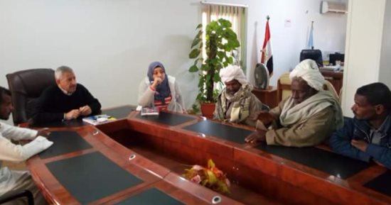 رئيس مدينة القصير بالبحر الأحمر يلتقي بشيوخ قرية الشيخ مالك لحل مشاكلهم