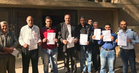 صور.. عاملو شركة أمن بدمياط يحررون توكيلات جماعية لتأييد السيسي
